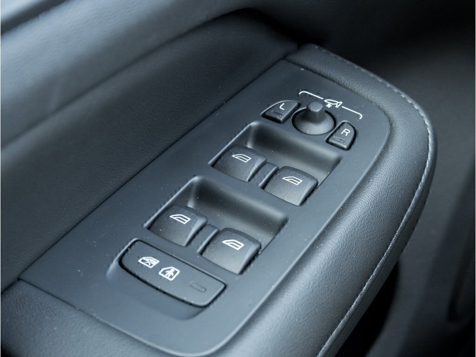 2024 Volvo S60 Plus Dark Theme-14