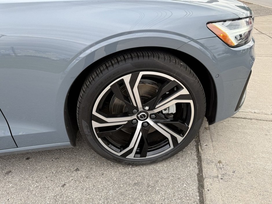2024 Volvo S60 Plus Dark Theme-23