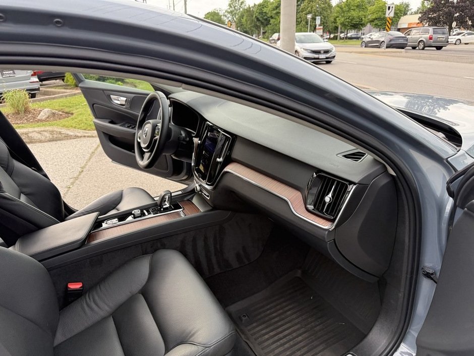 2024 Volvo S60 Plus Dark Theme-17
