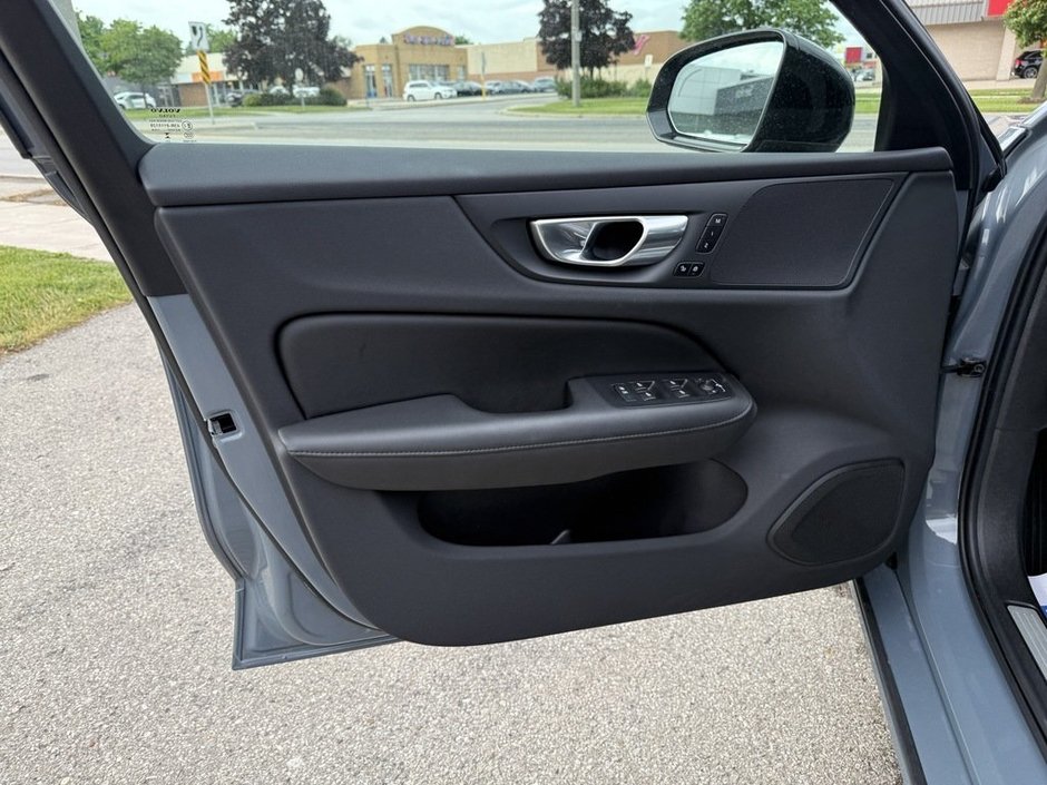 2024 Volvo S60 Plus Dark Theme-22