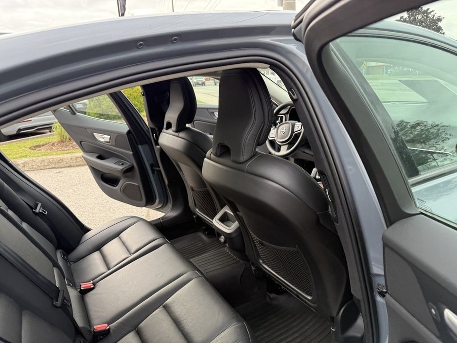 2024 Volvo S60 Plus Dark Theme-15