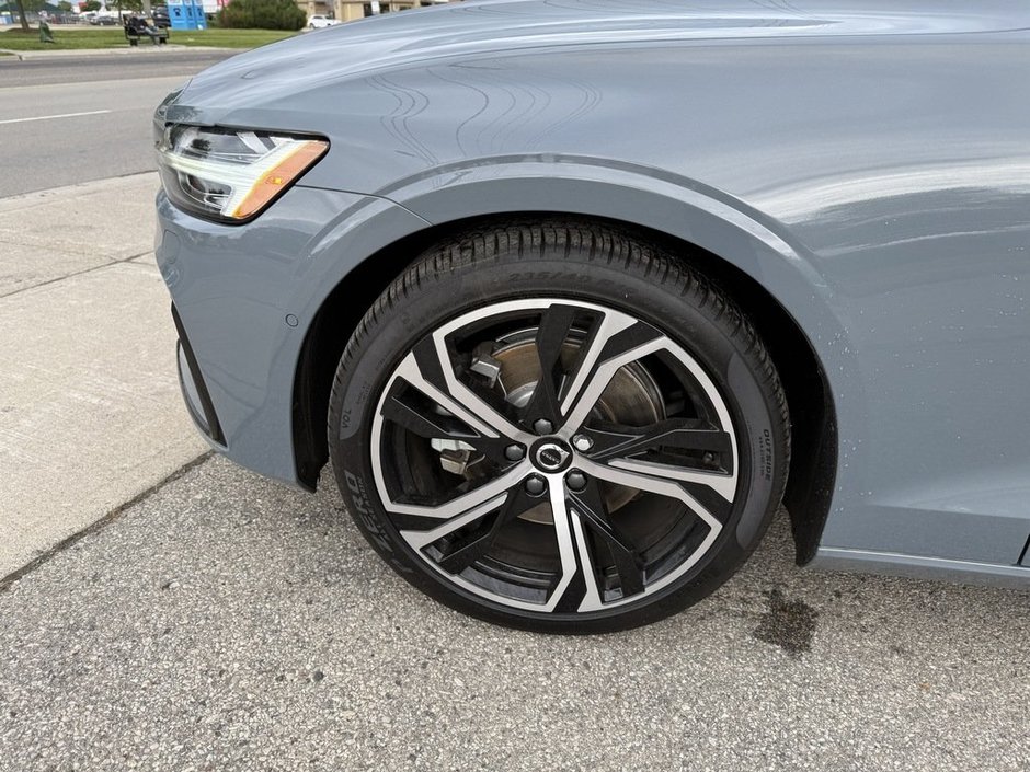 2024 Volvo S60 Plus Dark Theme-26