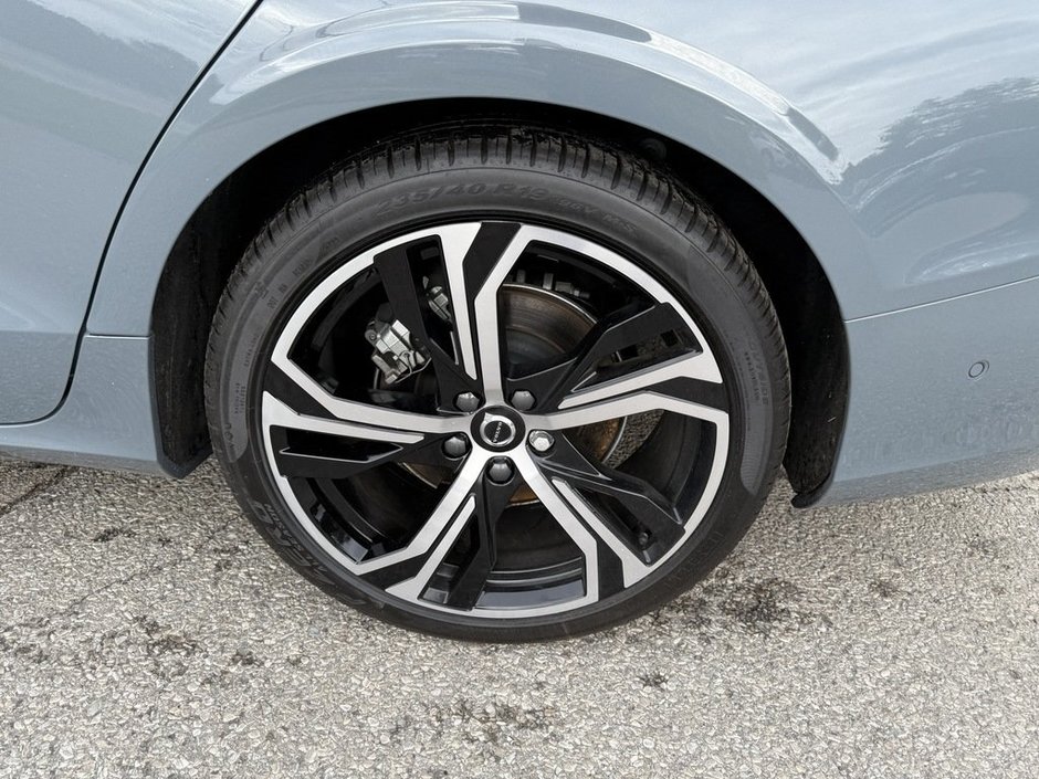 2024 Volvo S60 Plus Dark Theme-25