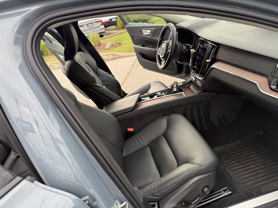 2024 Volvo S60 Plus Dark Theme-18
