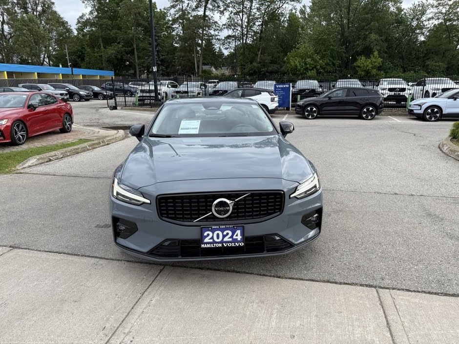 2024 Volvo S60 Plus Dark Theme-4