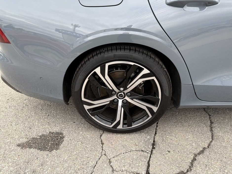 2024 Volvo S60 Plus Dark Theme-24