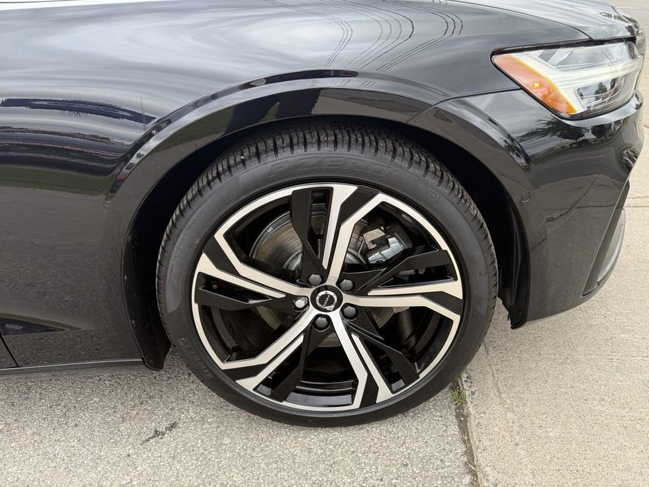2024 Volvo S60 Plus Dark Theme-23