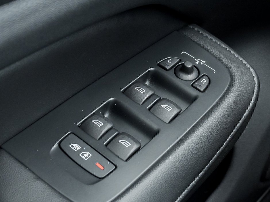 2024 Volvo S60 Plus Dark Theme-13