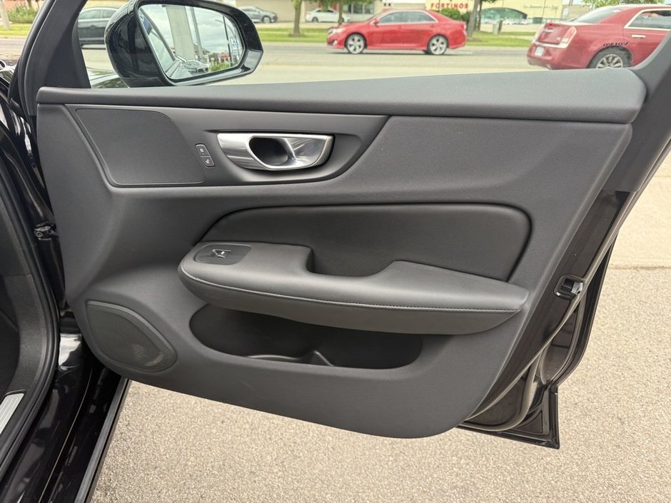 2024 Volvo S60 Plus Dark Theme-19