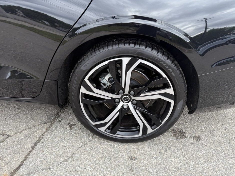 2024 Volvo S60 Plus Dark Theme-25