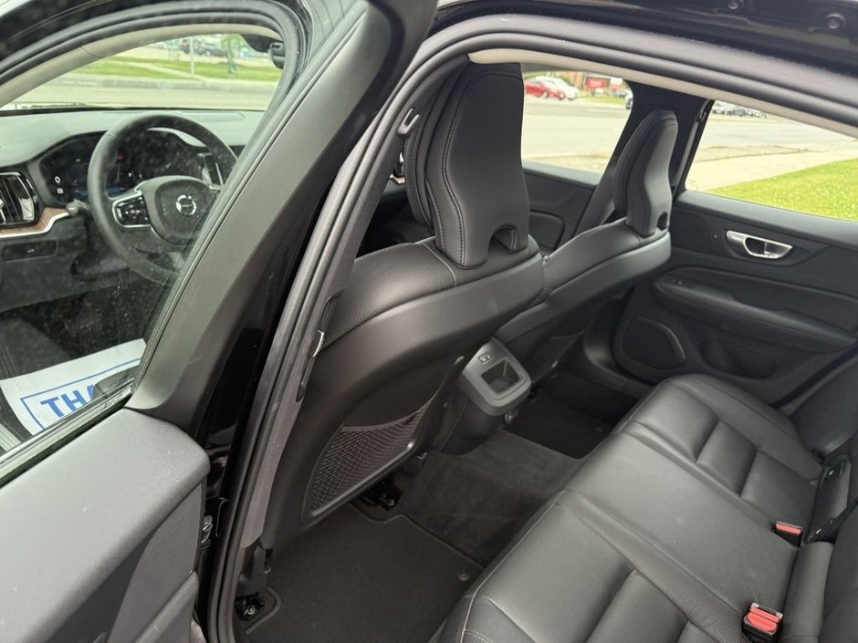 2024 Volvo S60 Plus Dark Theme-12