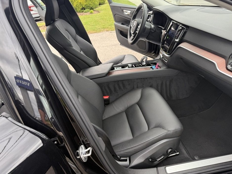2024 Volvo S60 Plus Dark Theme-18