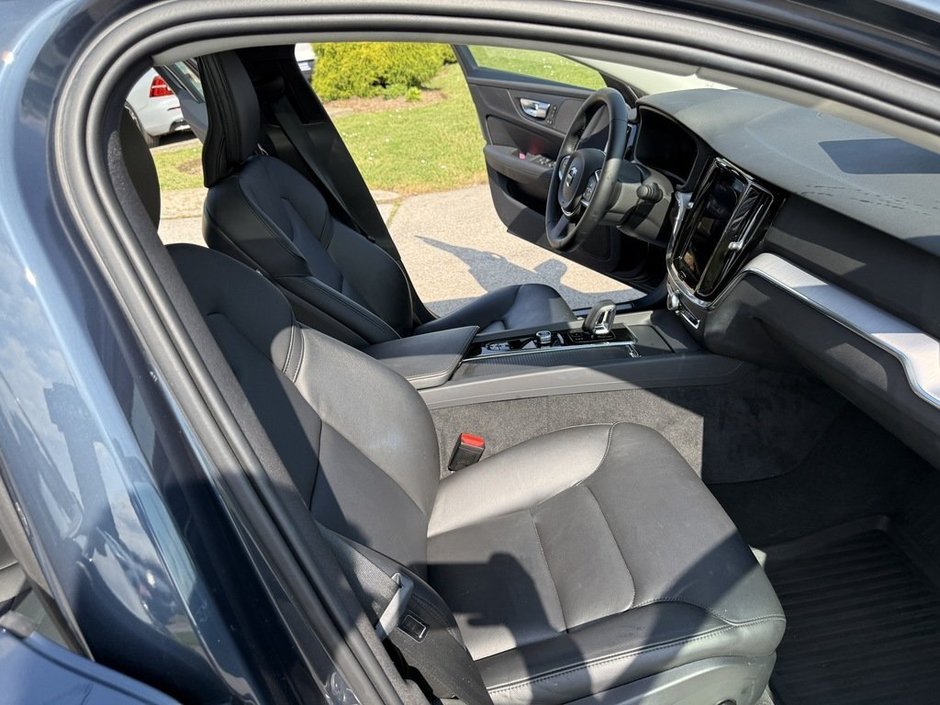 2024 Volvo S60 Core Dark Theme-18