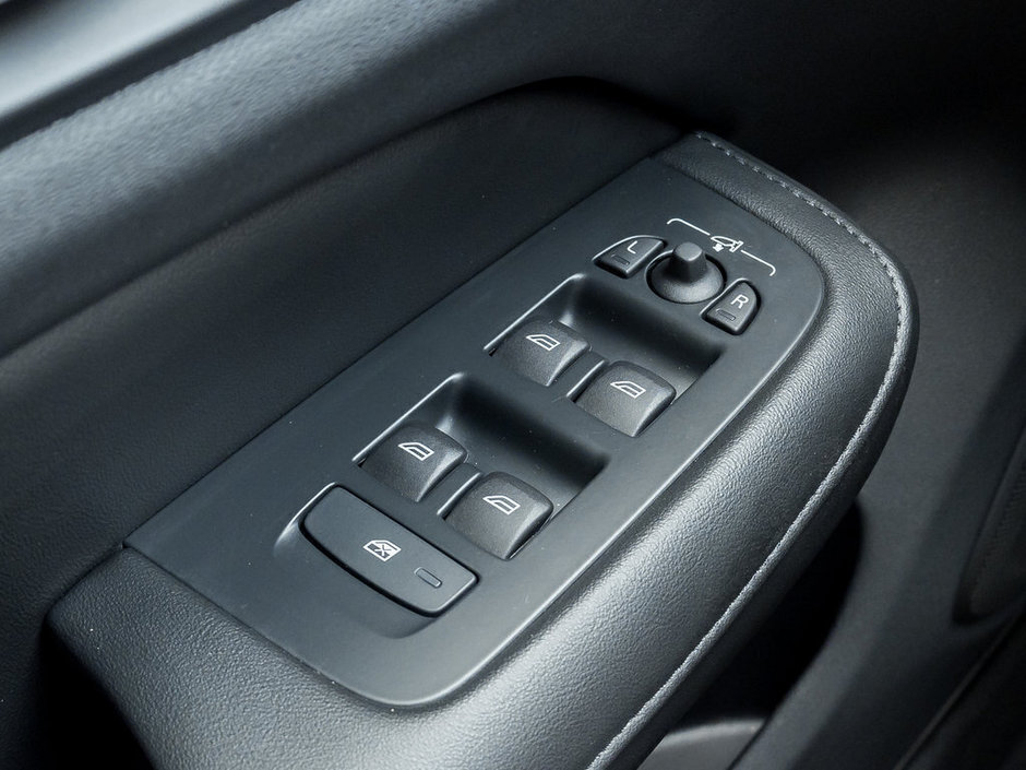 2024 Volvo S60 Core Dark Theme-12