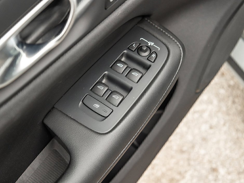 2024 Volvo S60 Core Dark Theme-12