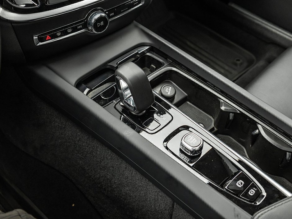 2024 Volvo S60 Core Dark Theme-15