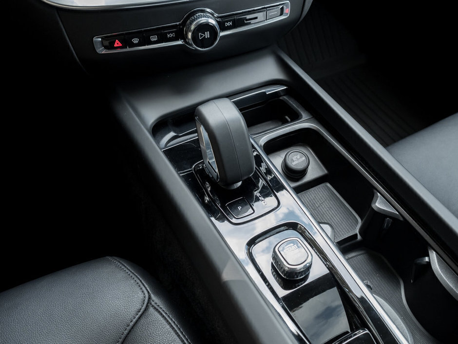 2024 Volvo S60 Core Dark Theme-15