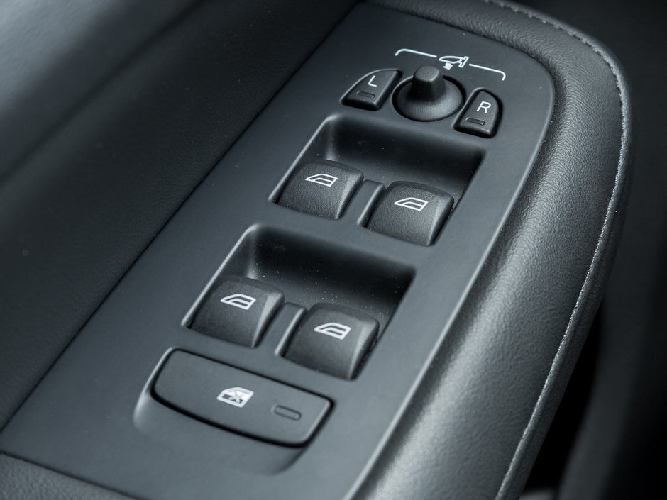 2024 Volvo S60 Core Dark Theme-13