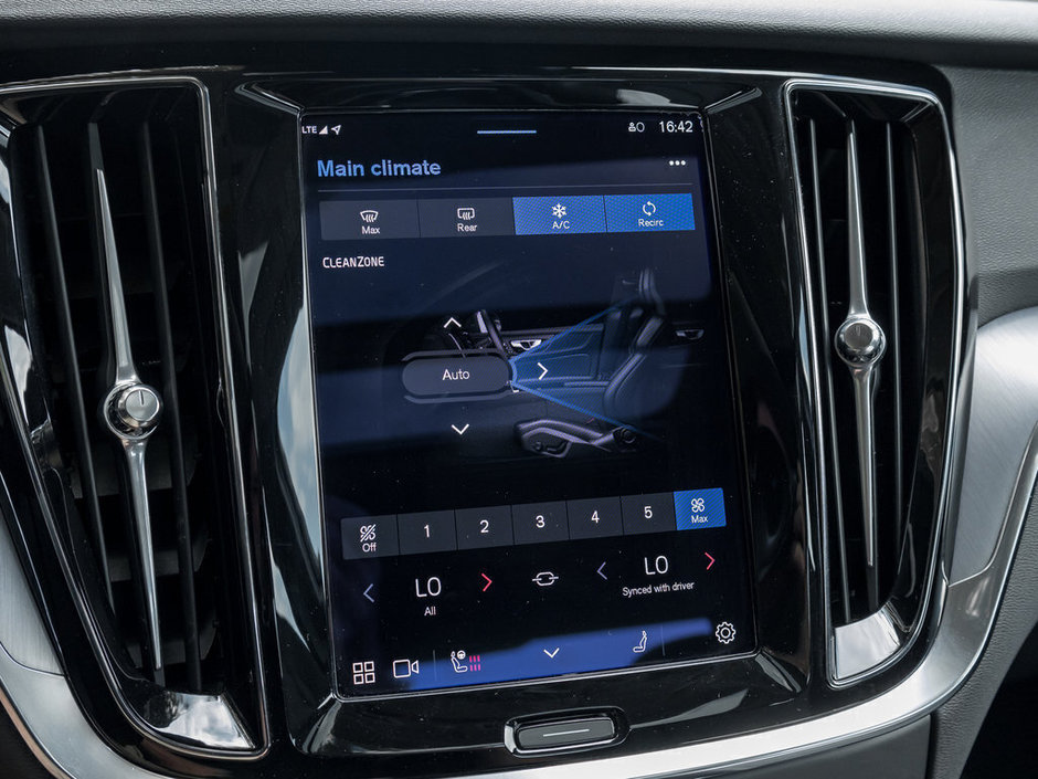 2024 Volvo S60 Core Dark Theme-18