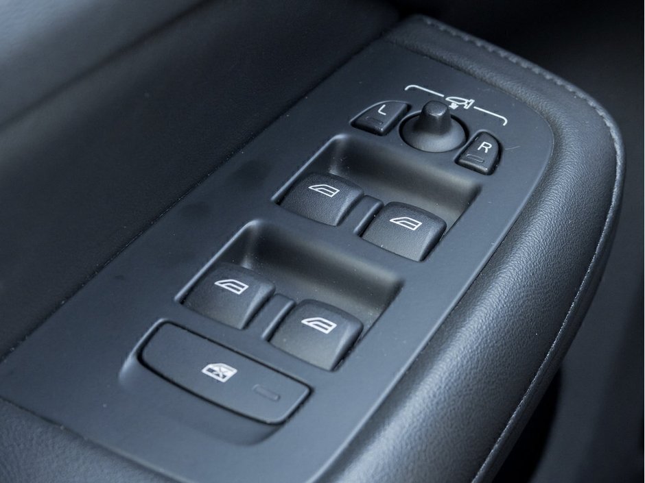2024 Volvo S60 Core Dark Theme-13
