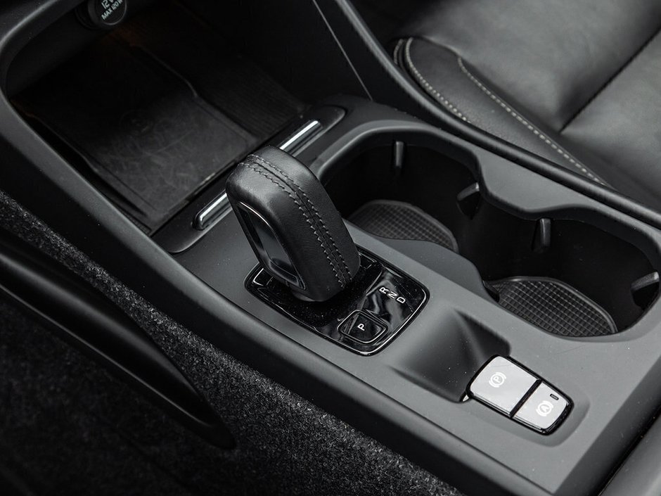 2020 Volvo XC40 Momentum-13