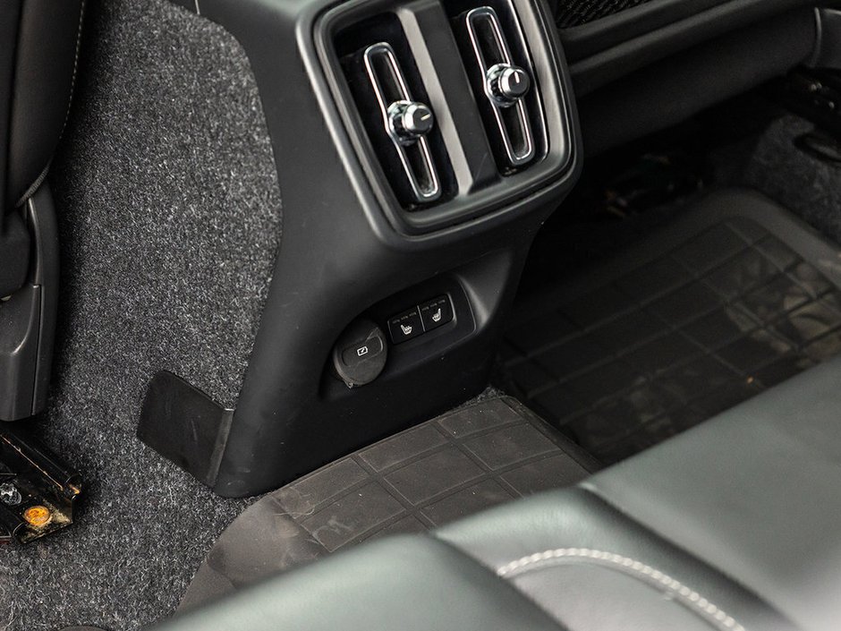 2020 Volvo XC40 Momentum-21