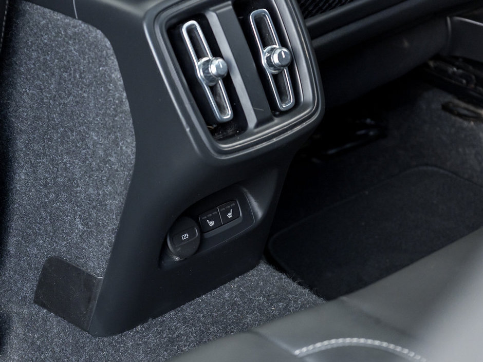 2021 Volvo XC40 Momentum-24