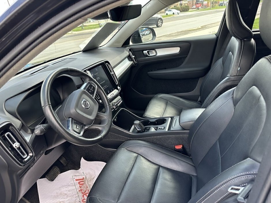 2021 Volvo XC40 Momentum-23