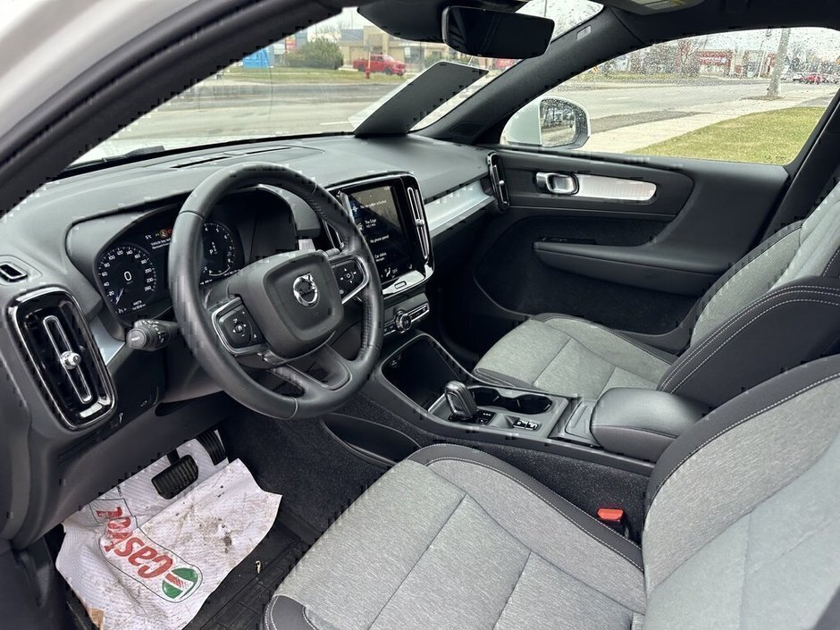2021 Volvo XC40 Momentum-23