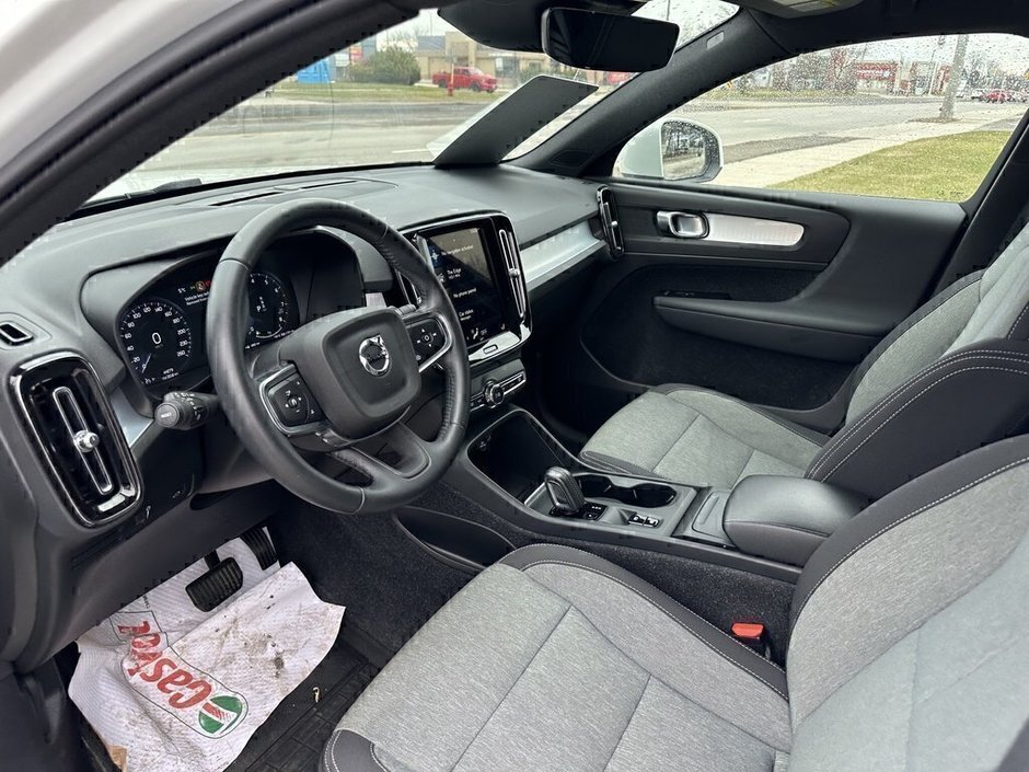 2021 Volvo XC40 Momentum-23