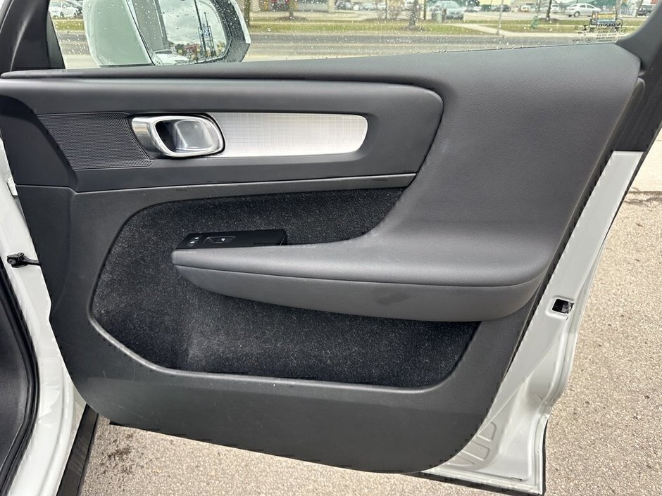 2021 Volvo XC40 Momentum-18