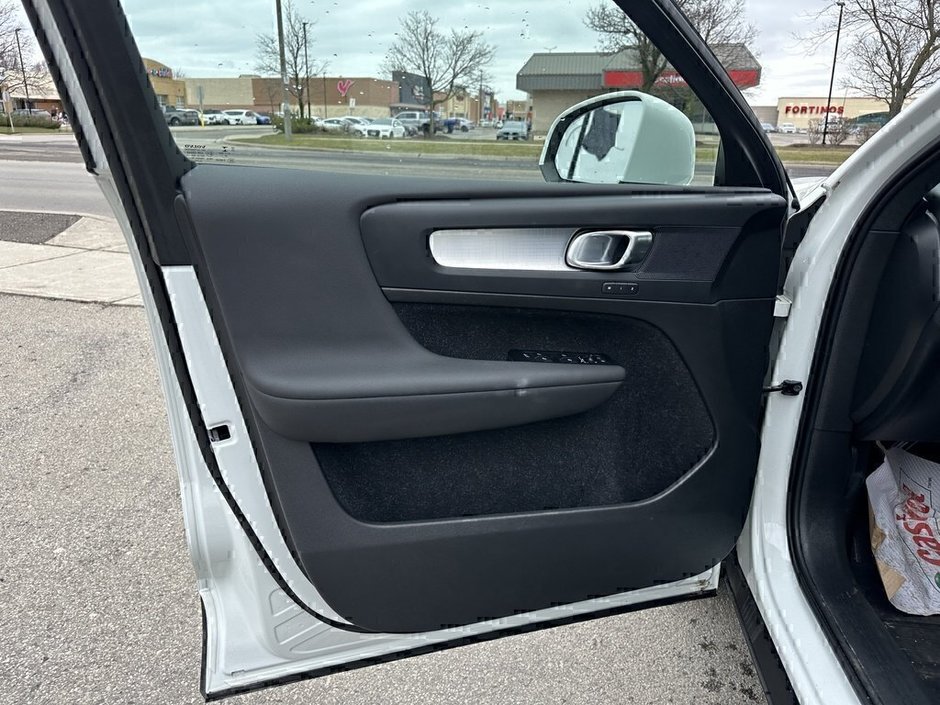 2021 Volvo XC40 Momentum-21