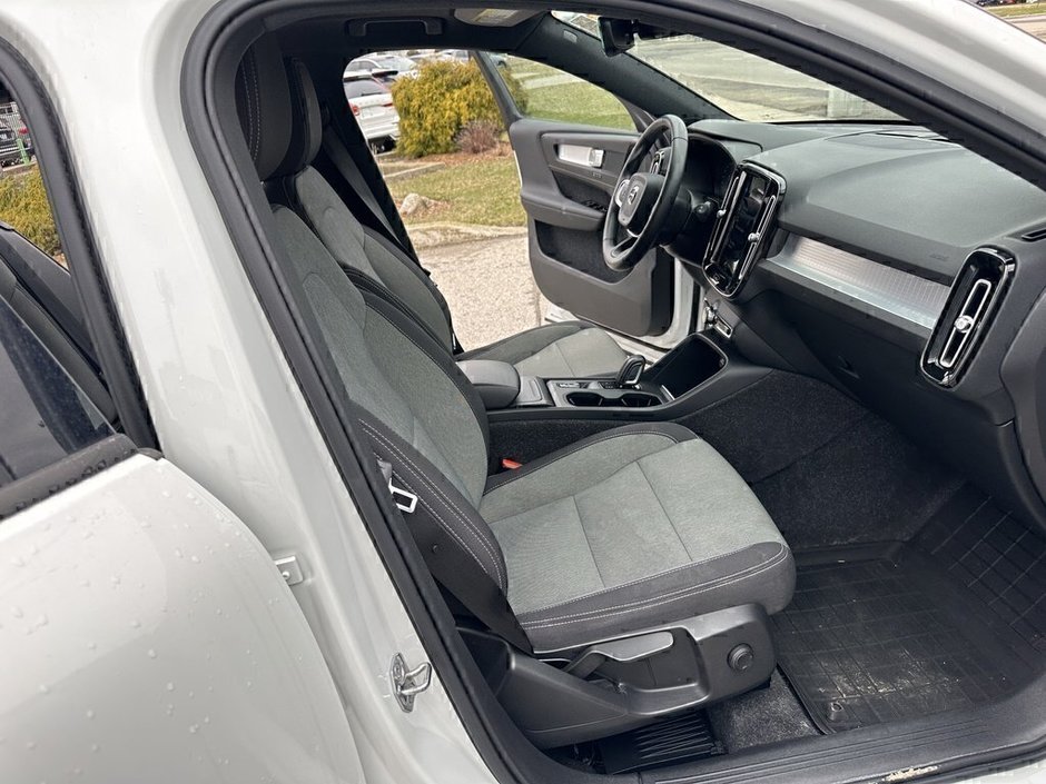 2021 Volvo XC40 Momentum-17