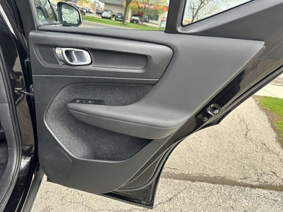 2021 Volvo XC40 Momentum-17