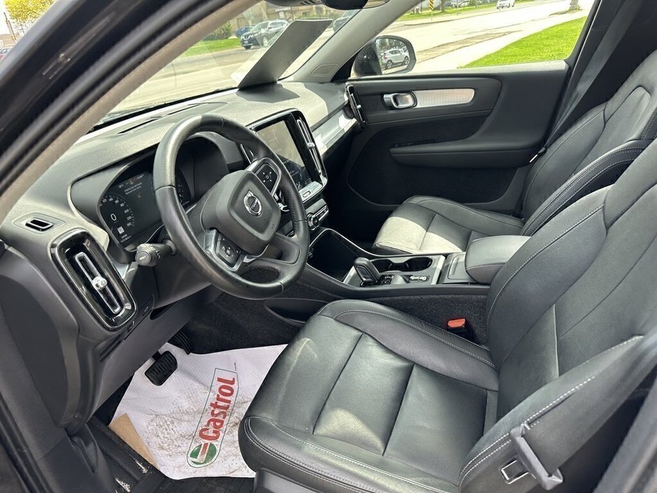 2021 Volvo XC40 Momentum-24