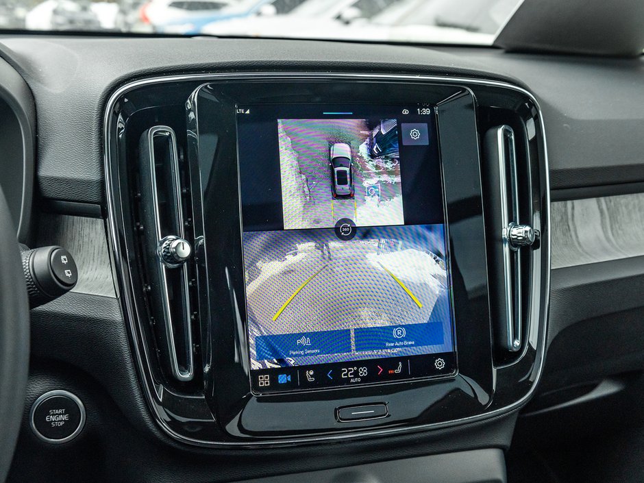 2025 Volvo XC40 Plus Dark Theme-9