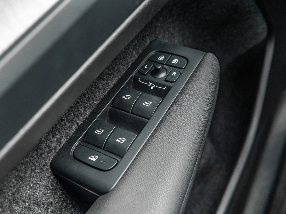 2025 Volvo XC40 Plus Dark Theme-11