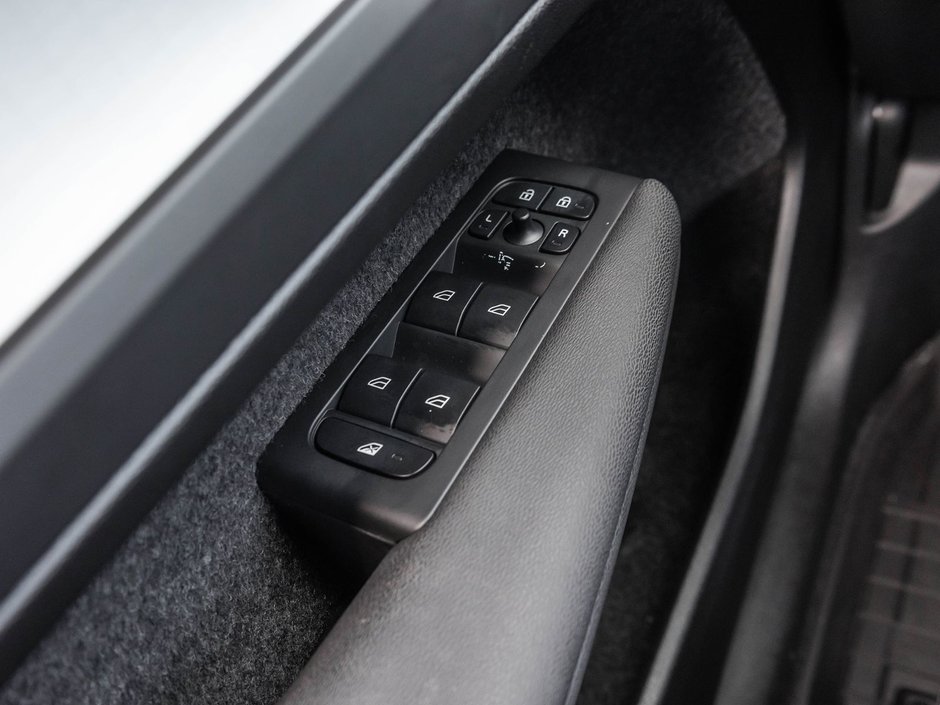 2025 Volvo XC40 Core Bright Theme-15
