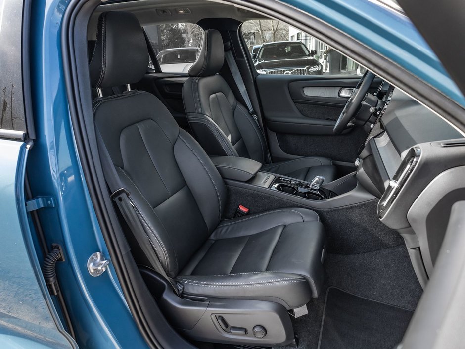 2025 Volvo XC40 Plus Dark Theme-25