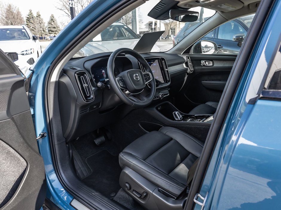 2025 Volvo XC40 Plus Dark Theme-8