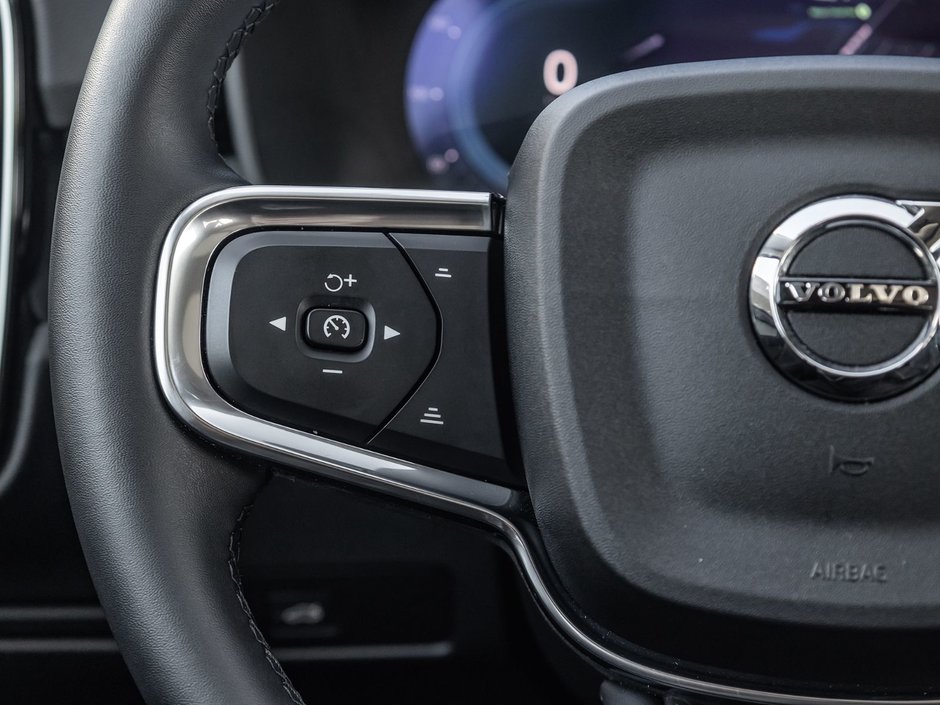 2025 Volvo XC40 Plus Dark Theme-10