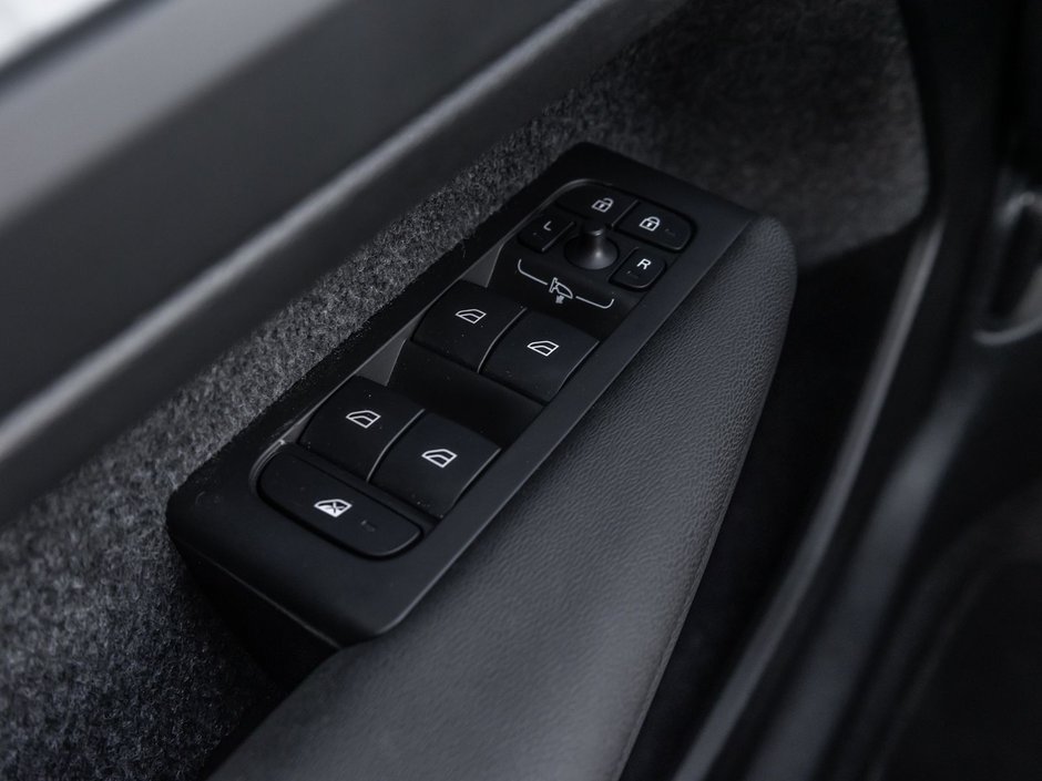 2025 Volvo XC40 Plus Dark Theme-16