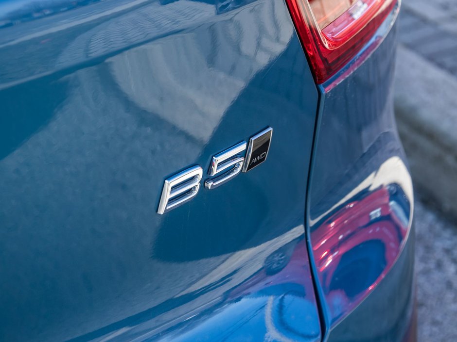 2025 Volvo XC40 Plus Dark Theme-7