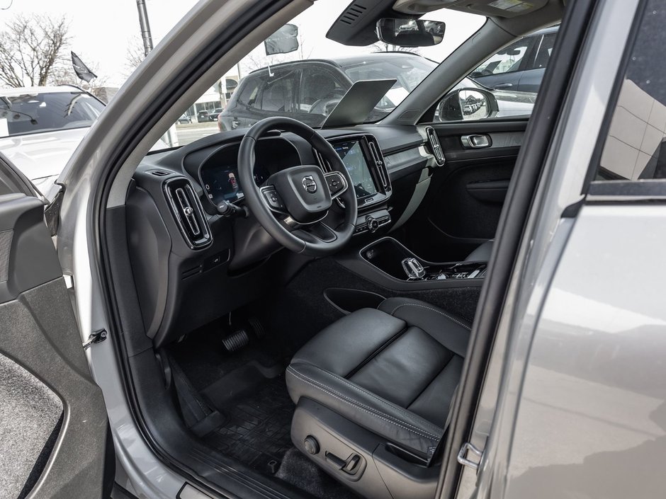 2025 Volvo XC40 Plus Dark Theme-8