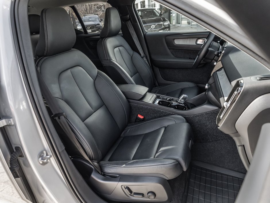 2025 Volvo XC40 Plus Dark Theme-26