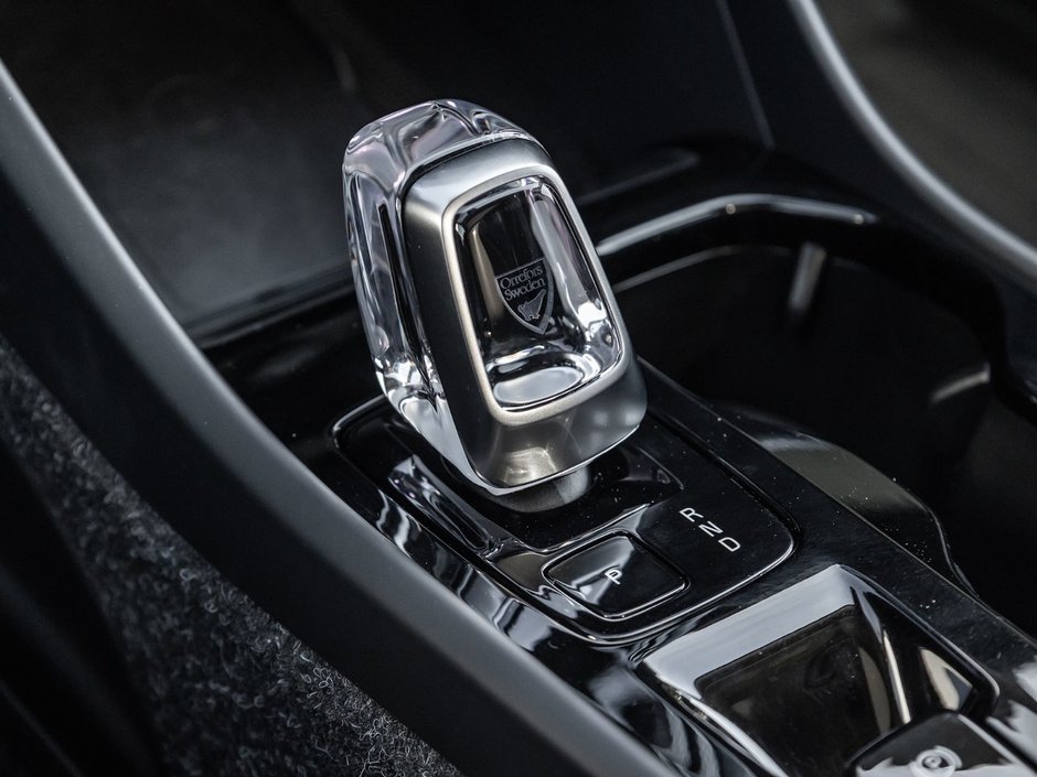 2025 Volvo XC40 Plus Dark Theme-18