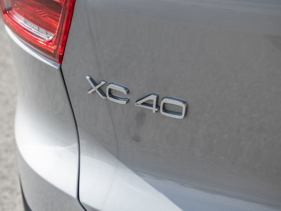 2025 Volvo XC40 Plus Dark Theme-6
