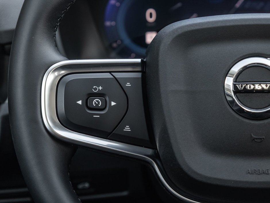 2025 Volvo XC40 Plus Dark Theme-10