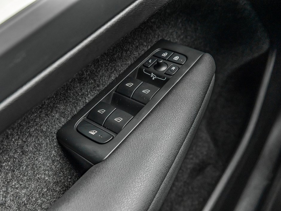 2025 Volvo XC40 Core Bright Theme-14