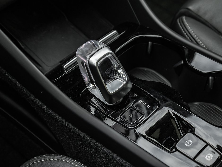 2025 Volvo XC40 Plus Dark Theme-14